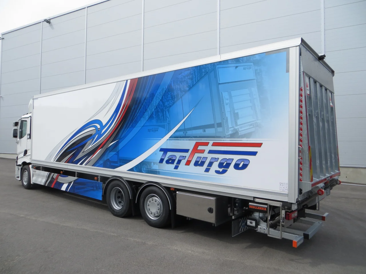 Dry freight box body